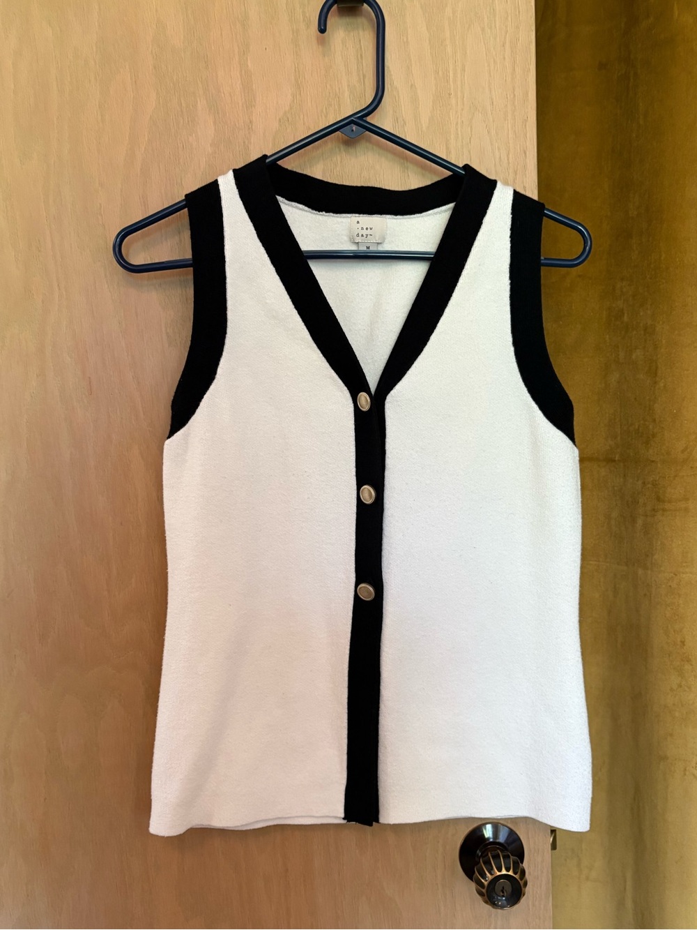 Sleeveless V-Neck Button-up Knit Top